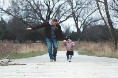 Vacances de la Toussaint 2026 entre parents séparés : qui garde l&rsquo;enfant et quand se fait le passage de bras